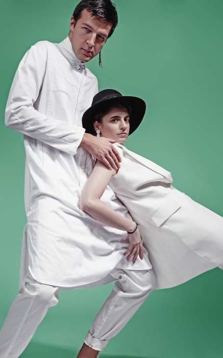 Белый тотал-лук должен напоминать не о санитарах, а об ориентальных костюмах — к длинной тунике не забудьте надеть моносерьгу. На Викторе: туника