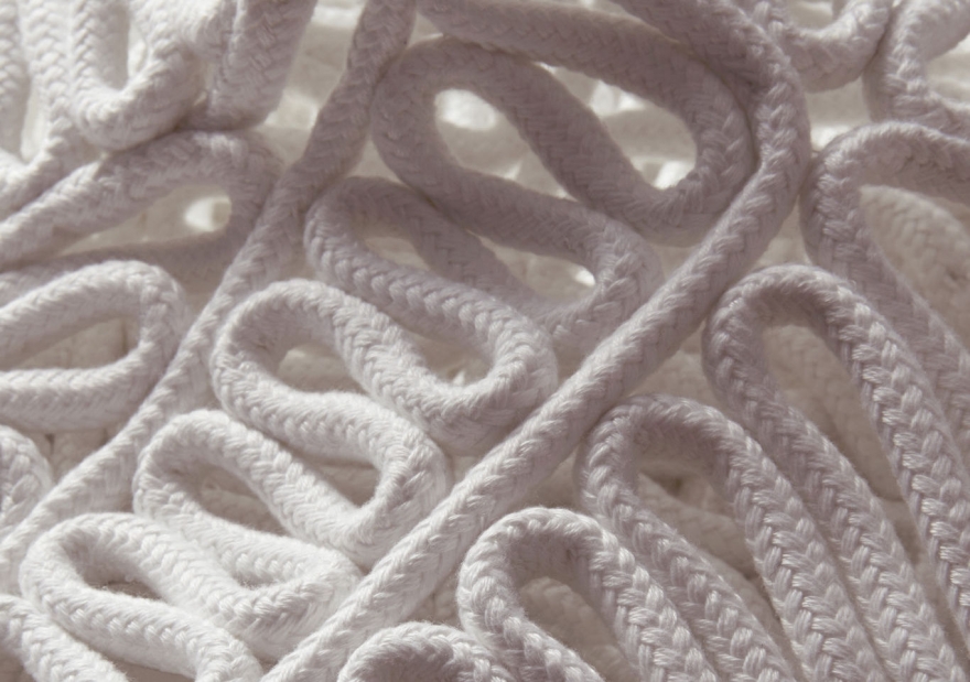 Накидка из плетеного шнура Burberry, 180 000 руб.