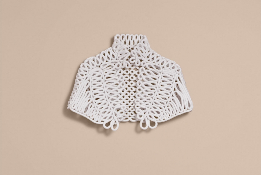 Накидка из плетеного шнура Burberry, 180 000 руб.