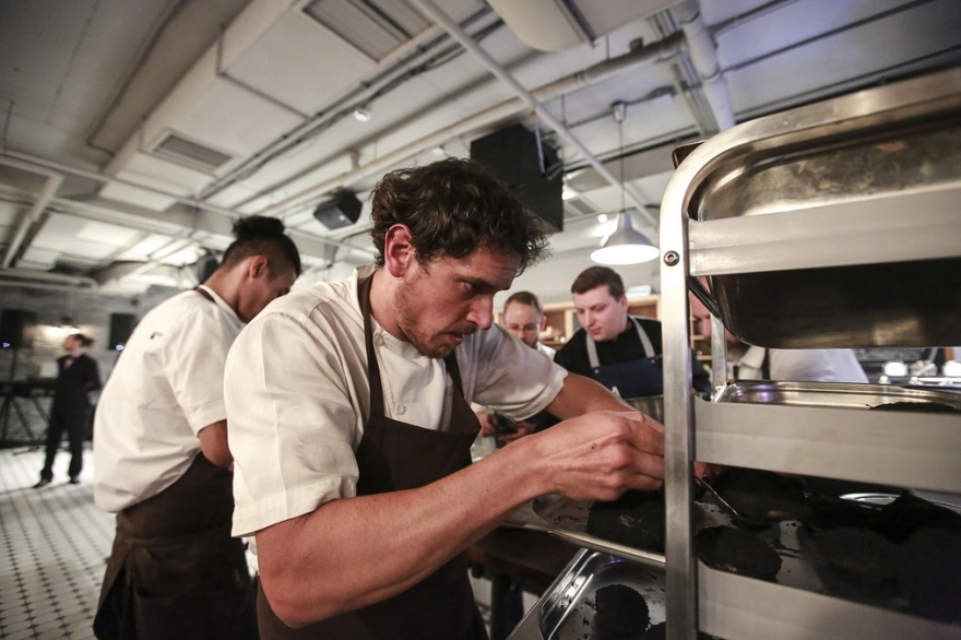 Лучший шеф Чили Родольфо Гузман готовит блюдо на камнях, привезенных с собой