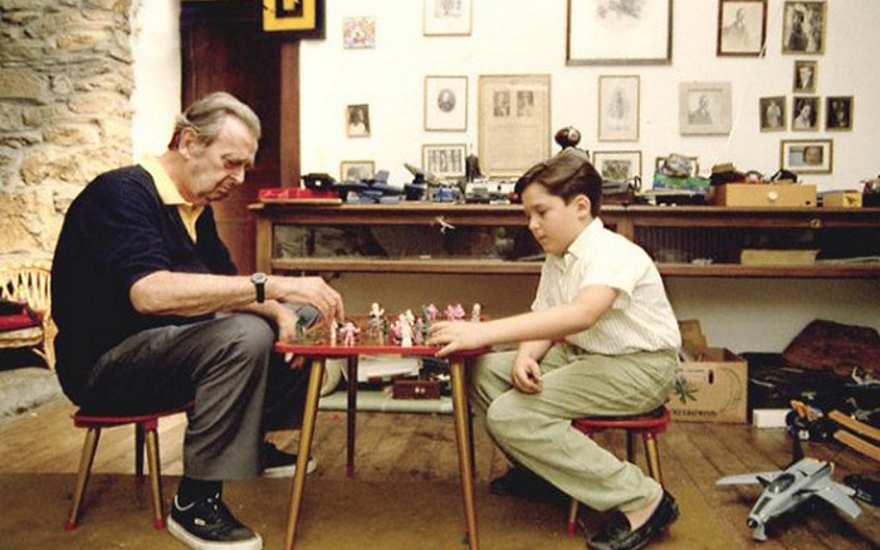 Восьмилетний Георгий со своим дедом, великим князем Владимиром Кирилловичем, в его имении в Сен-Бриаке, 1989 год