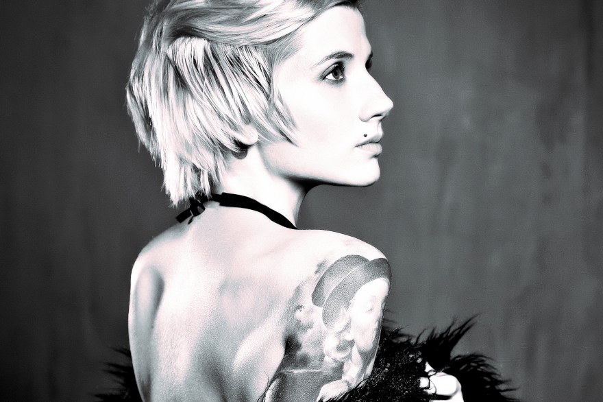 Суббота, 18 марта Московский поэт Анна Бобровская везет в Казань сборник «Мой милый мальчик»: деньги на него собраны методом краудфандинга, а