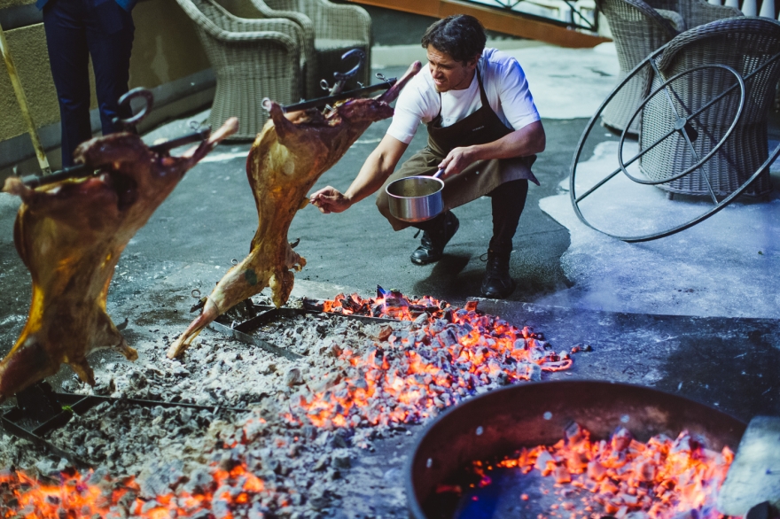 Родольфо Гузман готовится к ужину