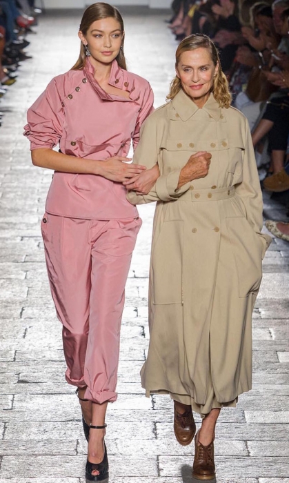 Джиджи Хадид и Лорен Хаттон закрыли показ Bottega Veneta, весна-лето 2017