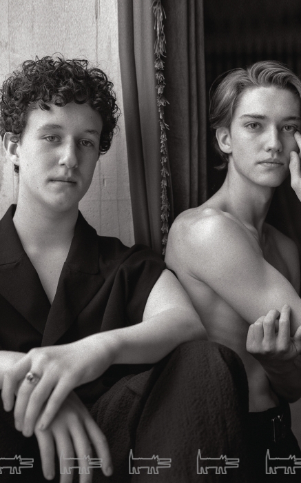 На Николасе: сорочка Ann Demeulemeester (ДЛТ). На Джулиане: брюки Rick Owens (ДЛТ)