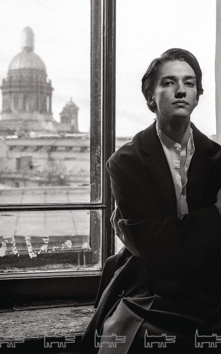 На Джулиане: плащ Gucci, сорочка No21, брюки Rick Owens (все — ДЛТ)