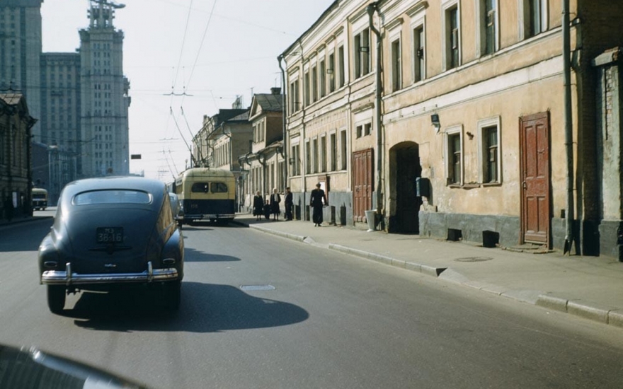 Улица Герцена (ныне – Большая Никитская), Москва. На заднем плане – сталинская высотка на площади Восстания (ныне – Кудринская площадь).