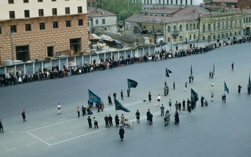 Эстафета на улице Чайковского, нынешнем Новинском бульваре, Москва.