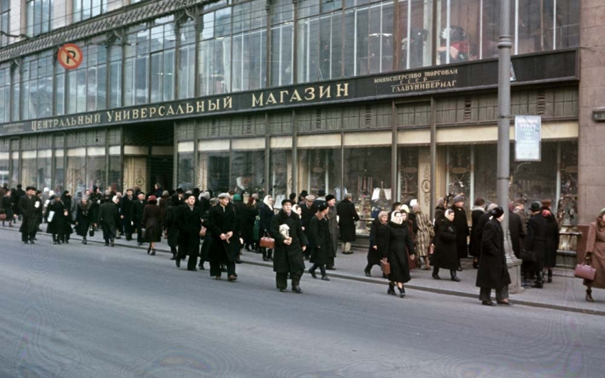 Московский ЦУМ на площади Свердлова (ныне – Театральная).
