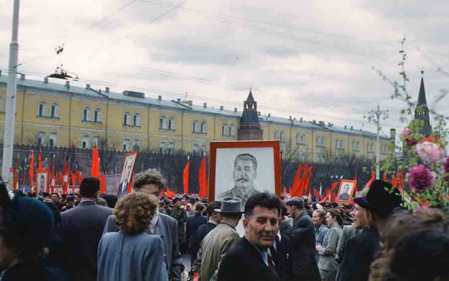 В толпе во время парада на Манежной площади, Москва.