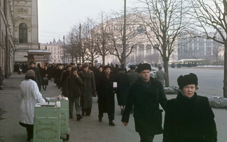 Мороженщица на площади Свердлова (ныне – Театральная) в Москве.
