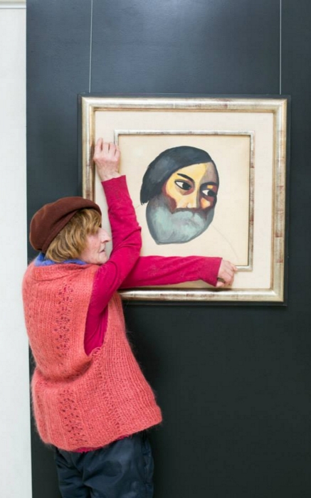 Олег Каравайчук на открытии выставки одной картины Казимира Малевича «Голова крестьяни- на». 1930 год