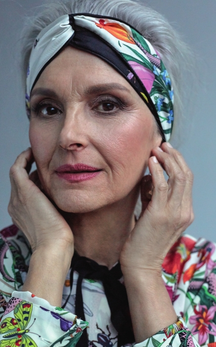 На Татьяне: блуза, повязка на голову и платок Gucci (все — ДЛТ)