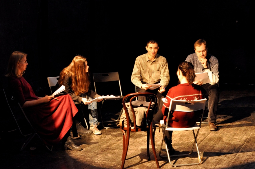 Пятница, 31 марта После удачного опыта с читкой «Двое бедных румын, говорящих по-польски» «Угол» вновь призвал зрителей к участию. В этот раз куратор