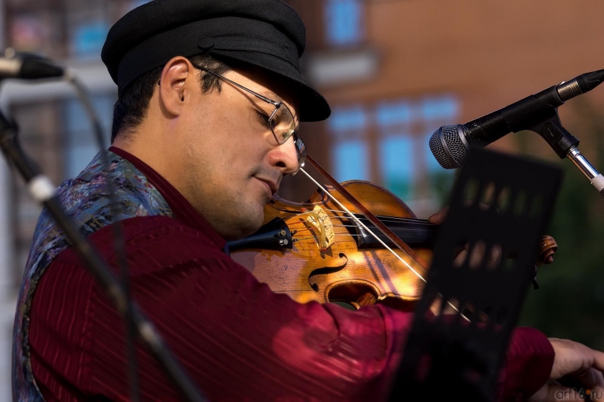 Среда, 29 марта В ГБКЗ имени Сайдашева пройдет традиционный ежегодный концерт клезмерского ансамбля «Симха». На этот раз главный еврейский коллектив