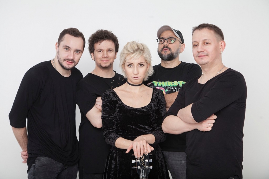 Четверг, 30 марта Группа «Мураками» представит в родном городе новую программу «Незнакомы» и одноименный сингл. Команда собрала в один концерт и