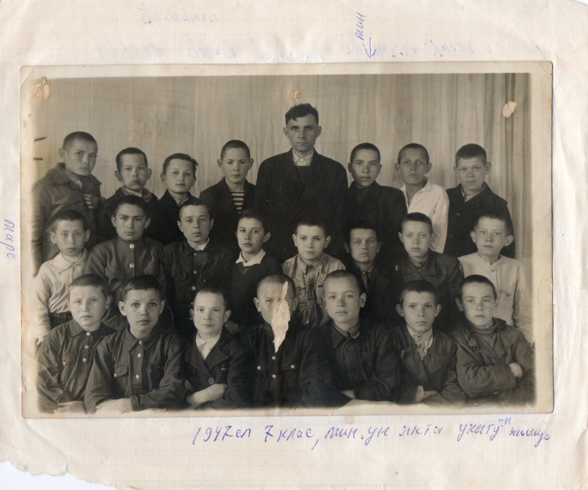 1947 года, 7 класс, Минвали справа от преподавателя. 1947 ел, 7 класс, Минвәли - укытучыдан уңда.
