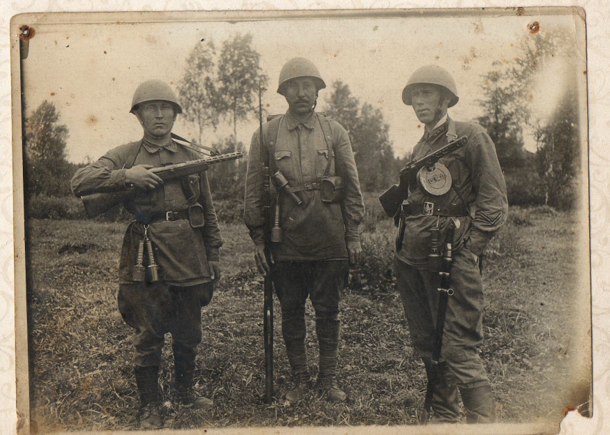 Әтисе Хәбибулла, фронтта чакта. Отец Хабибулла на фронте.