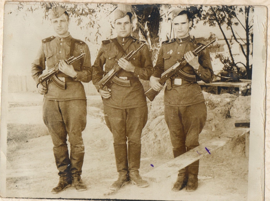 Минвәле уртада, армияда хезмэт иткән чагында. Минвали - в центре, во время службы в армии.