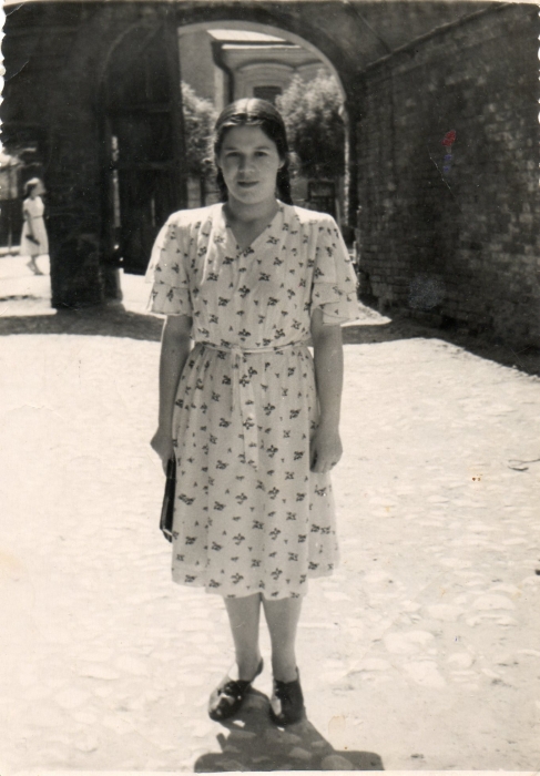 Аның хатыны Сәкинә, яшьтән үлде. Его жена Сакина, умерла молодой.