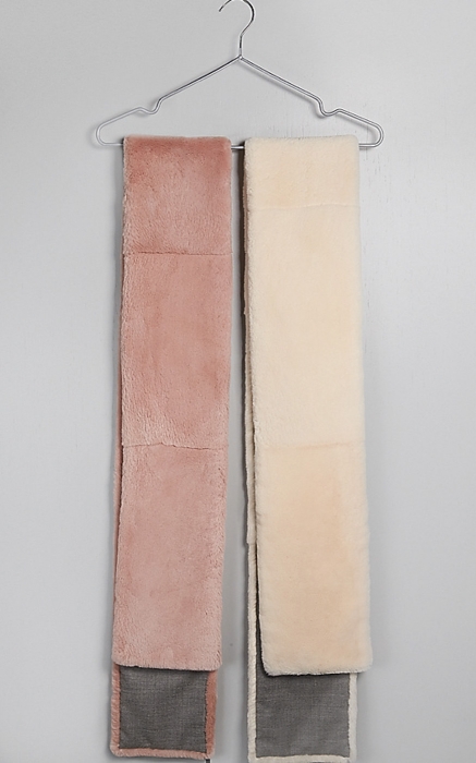 Шарфы из стриженого бобра стойко сопротивляются петербургской сырости.