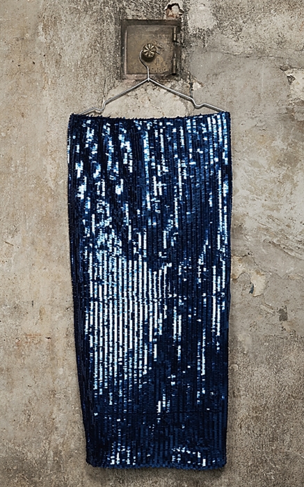 Длинная юбка, расшитая синими пайетками