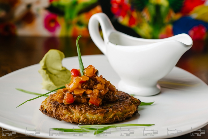 Картофельный драник с овощным сотэ