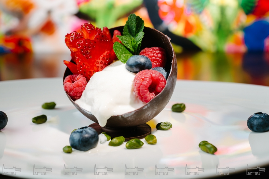 Шоколадная сфера с мороженым