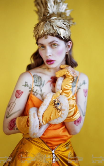 Юлдус Бахтиозина. На Юлдус Бахтиозиной: платье Iro, куртка-бомбер Dries Van Noten (все — ДЛТ), головной убор «Алиса Гагарина» (alisagagarina.com)