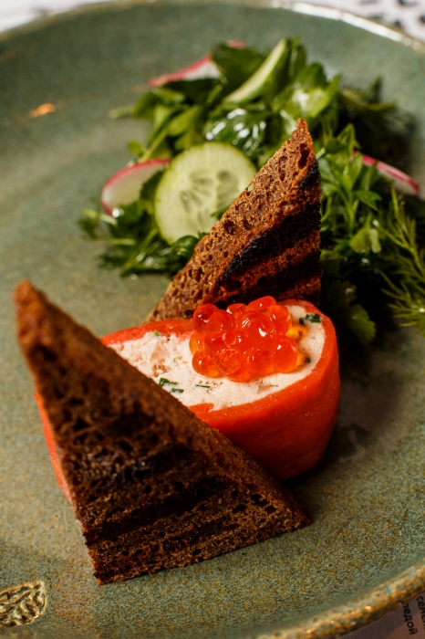 Мусс из копчёной нерки с красной икрой, бородинским хлебом и зеленью