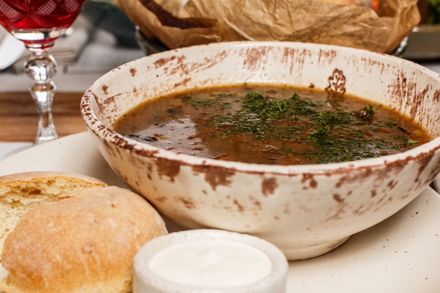 Грибной суп с перловкой и луковой булочкой