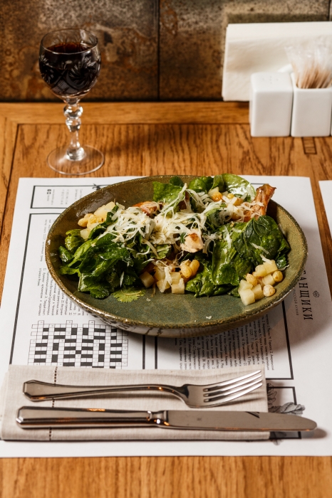 Цыпленок тапака с изюмом и грушей