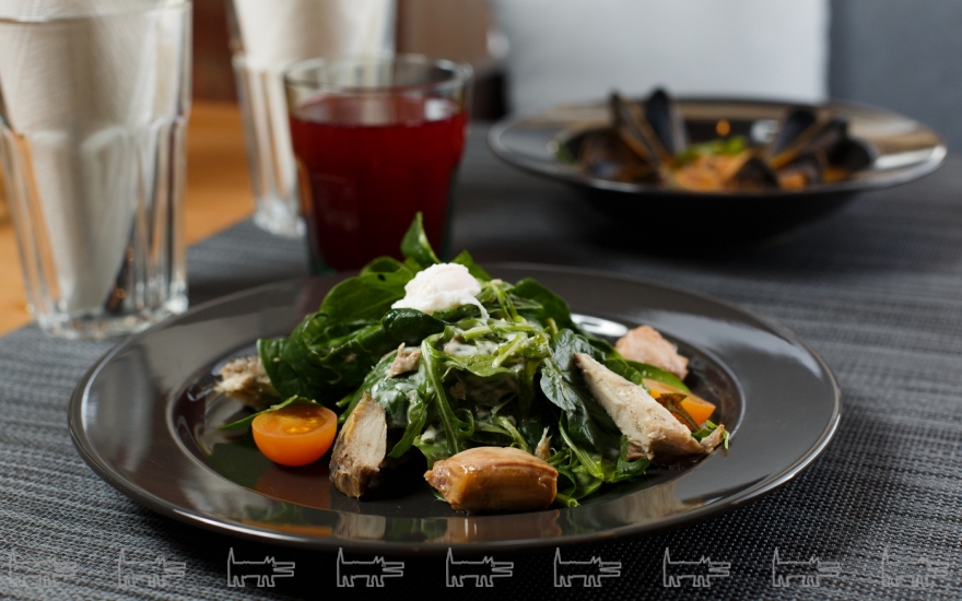 Салат с копченой скумбрией и печенью трески