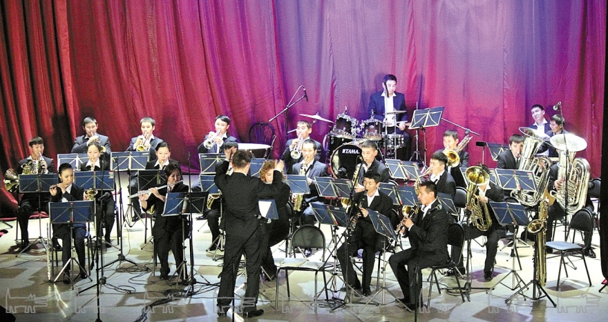 В духовом оркестре Республики Тува двадцать артистов. Средний возраст музыкантов – двадцать четыре года.