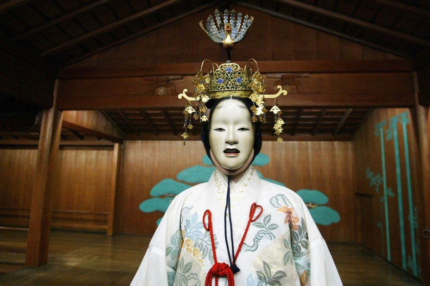 Вторник, 11 апреля «Циферблат» возобновляет цикл встреч «Театральная гостинная» - на этот раз будем разбираться в тонкостях японского театра: бугаку