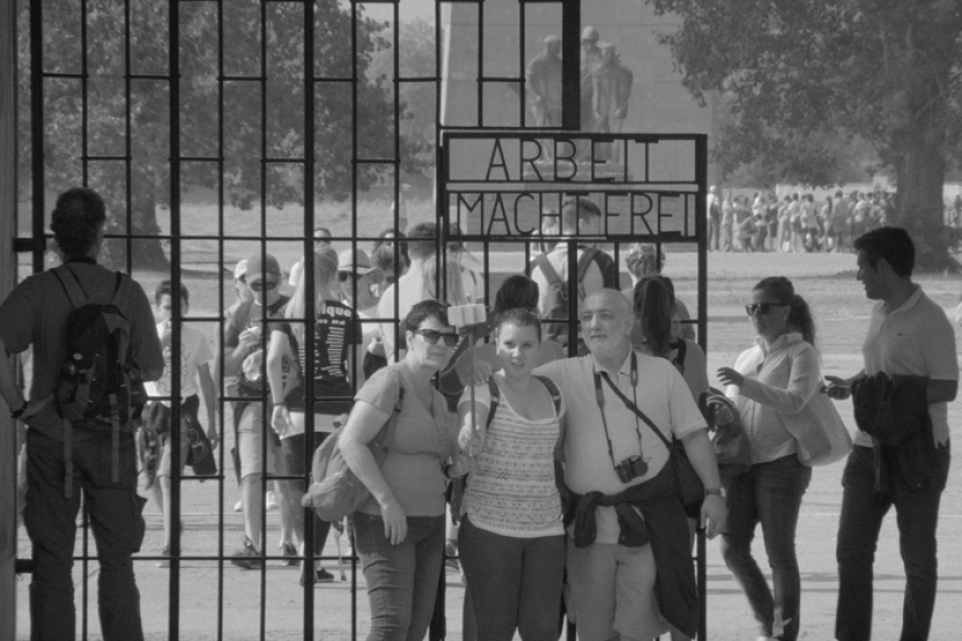 Пятница-суббота, 14-15 апреля Центр современной культуры «Смена» зовет на показ нового фильма режиссера Сергея Лозницы «Аустерлиц». Своим названием