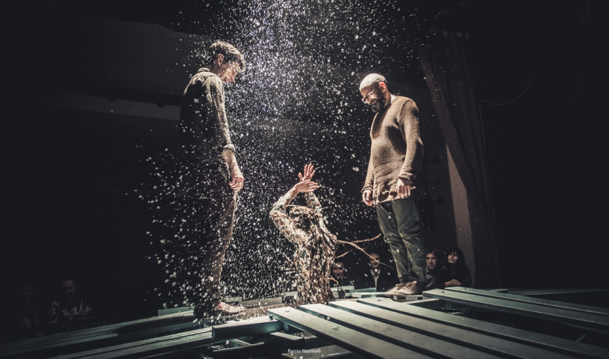 Пятница, 14 апреля Спектакль «Летние осы кусают нас даже в ноябре» - в лучших традициях драматургии Ивана Вырыпаева. Напоминаем сюжет: Марк, Йозеф и