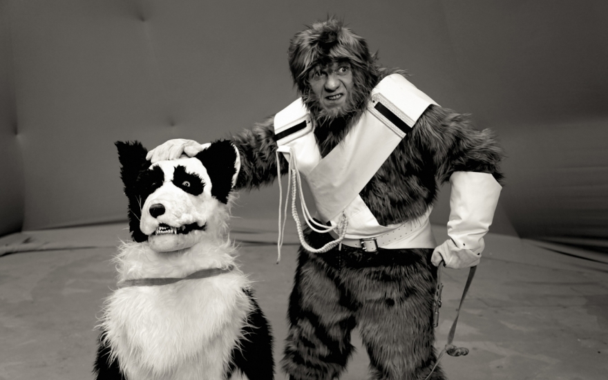 Собака Нюхолай и Турист на съемках фильма «Звездный ворс» изображают жителей-обезьяноидов с планеты Колобок, а именно сотрудников тамошней полиции.