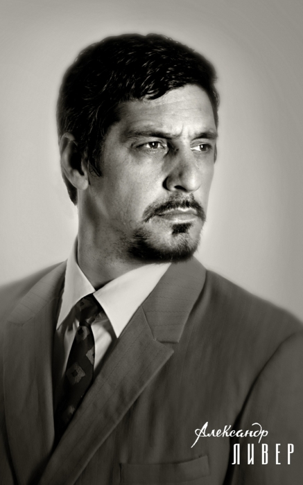 Вокалист группы «НОМ» Александр Аверманович Ливер (в миру — Дмитрий Тихонов), обладатель впечатляющего баса, уже двадцать лет поет в Женевской опере.