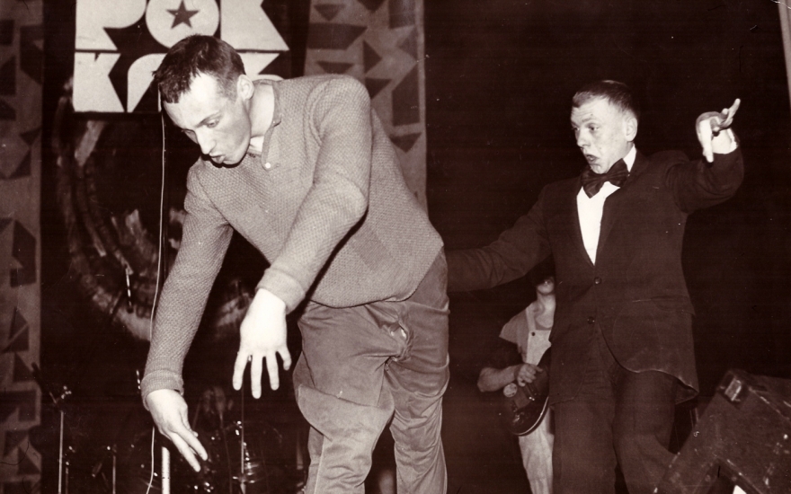 Исполнение песни «Протез» на сцене Ленинградского рок-клуба в конце 1988 года инспирировано Петром Мамоновым из «Звуков Му». Ему не только посвятили