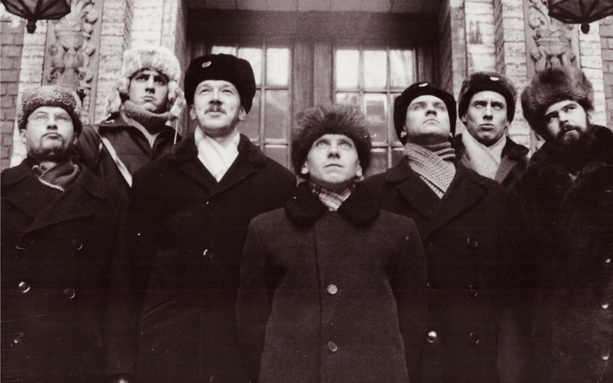 Первая афиша группы «НОМ» из 1987 года пародирует стиль членов Политбюро. Снята на улице Рубинштейна у Толстовского дома.