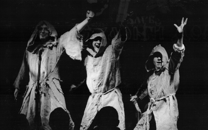 Для презентации альбома «Более мощный» в 2004 году музыканты сшили из мешковины костюмы, напоминающие о Средневековье.