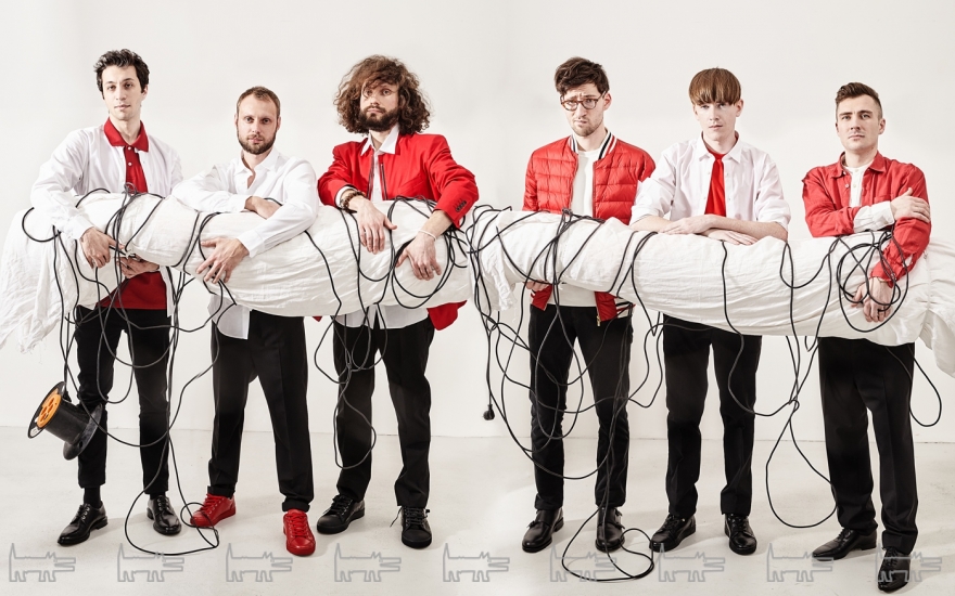 Слева направо: на Андрее Свибовиче: рубашка, поло и брюки Uniqlo (Uniqlo), туфли Givenchy (ДЛТ); на Евгении Потапенко: рубашка Uniqlo (Uniqlo), брюки