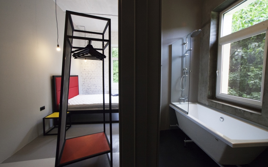 Жилая студия для художников с окном в ванной комнате