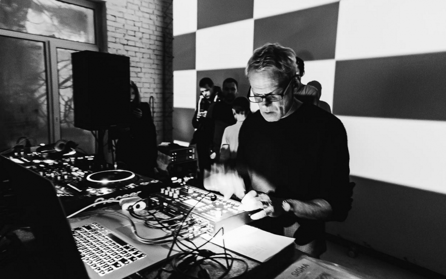 Выступление немецкого музы­ канта и видео­ художника Френка Бретшнайде­ ра на рейве Kunstgarten, посвященном восьмиле­ тию промогруппировки m_division