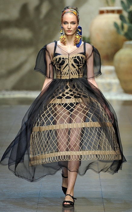 Платье от Dolce & Gabbana, весна-лето 2013 г. Фото: Victor Virgile