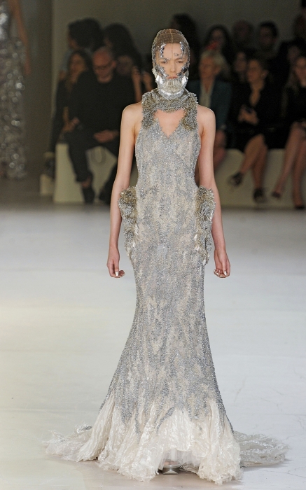 Платье от Alexander McQueen, весна-лето 2012 г. Фото: Antonio de Moraes Barros Filho