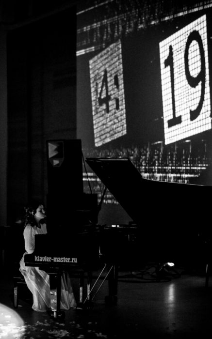 На втором ивенте в ЦВЗ «Манеж» звучали произве- дения Баха и Кейджа в исполнении пианистки Марины Худых.