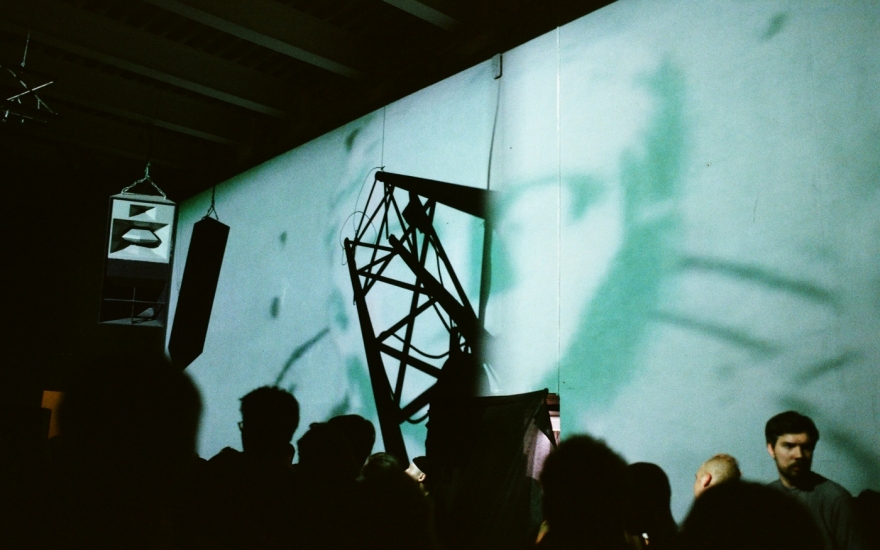 В конце первого мероприятия Hanged Man наступил полный блэкаут — организаторы оставили двести человек в кромешной тьме на несколько минут, чтобы