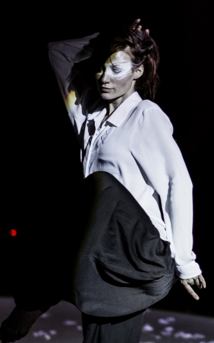 Перформанс контем­пораританца в ЦВЗ «Манеж» под фортепианную музыку